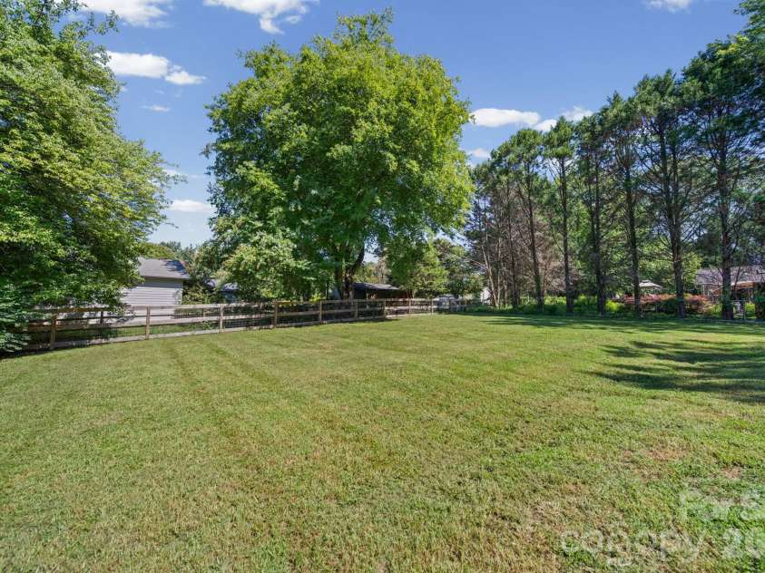 3600 Wonderland Drive, Matthews, NC 28104.  MLS# CAR4419176, YatesRealty ID 50333. 