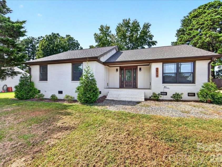 2519 Matthews Mint Hill Road, Matthews, NC 28105.  MLS# CAR4422836, YatesRealty ID 50334. 
