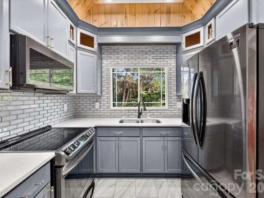 2519 Matthews Mint Hill Road, Matthews, NC 28105.  MLS# CAR4422836, YatesRealty ID 50334. 