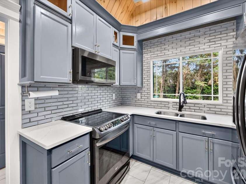 2519 Matthews Mint Hill Road, Matthews, NC 28105.  MLS# CAR4422836, YatesRealty ID 50334. 