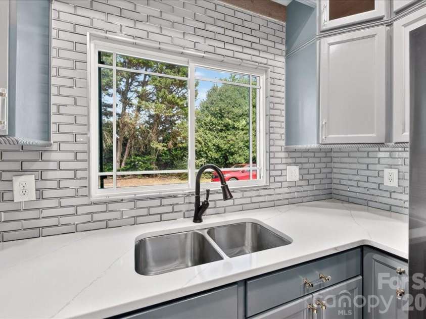 2519 Matthews Mint Hill Road, Matthews, NC 28105.  MLS# CAR4422836, YatesRealty ID 50334. 