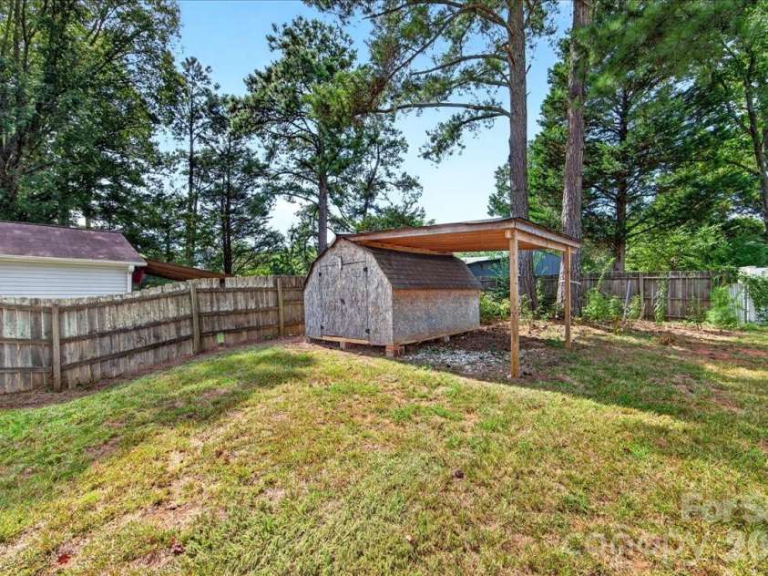 2519 Matthews Mint Hill Road, Matthews, NC 28105.  MLS# CAR4422836, YatesRealty ID 50334. 