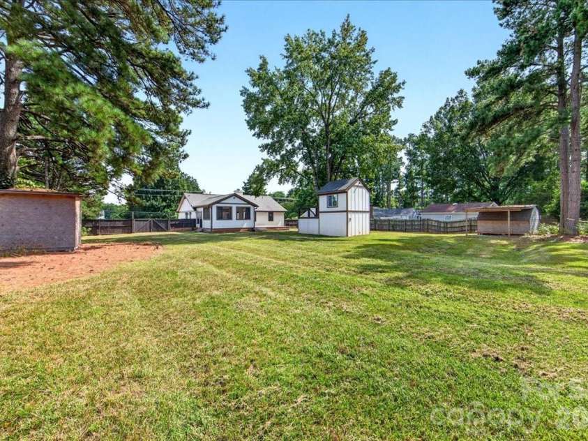 2519 Matthews Mint Hill Road, Matthews, NC 28105.  MLS# CAR4422836, YatesRealty ID 50334. 