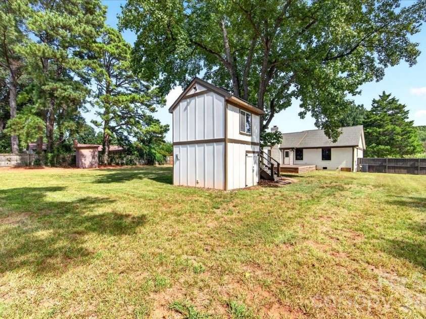 2519 Matthews Mint Hill Road, Matthews, NC 28105.  MLS# CAR4422836, YatesRealty ID 50334. 