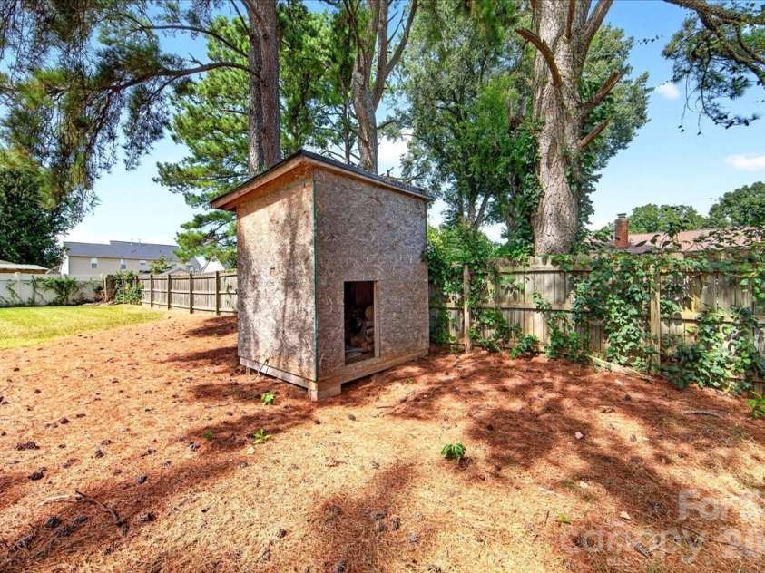 2519 Matthews Mint Hill Road, Matthews, NC 28105.  MLS# CAR4422836, YatesRealty ID 50334. 