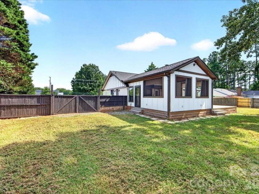 2519 Matthews Mint Hill Road, Matthews, NC 28105.  MLS# CAR4422836, YatesRealty ID 50334. 