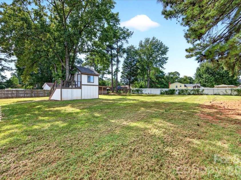 2519 Matthews Mint Hill Road, Matthews, NC 28105.  MLS# CAR4422836, YatesRealty ID 50334. 