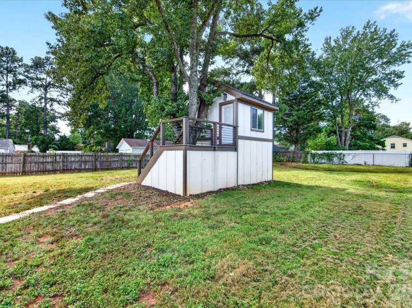 2519 Matthews Mint Hill Road, Matthews, NC 28105.  MLS# CAR4422836, YatesRealty ID 50334. 