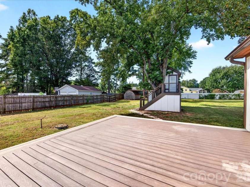 2519 Matthews Mint Hill Road, Matthews, NC 28105.  MLS# CAR4422836, YatesRealty ID 50334. 