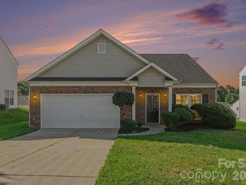 8935 Hedge Maple Road, Charlotte, NC 28269.  MLS# CAR4423524, YatesRealty ID 50337. 