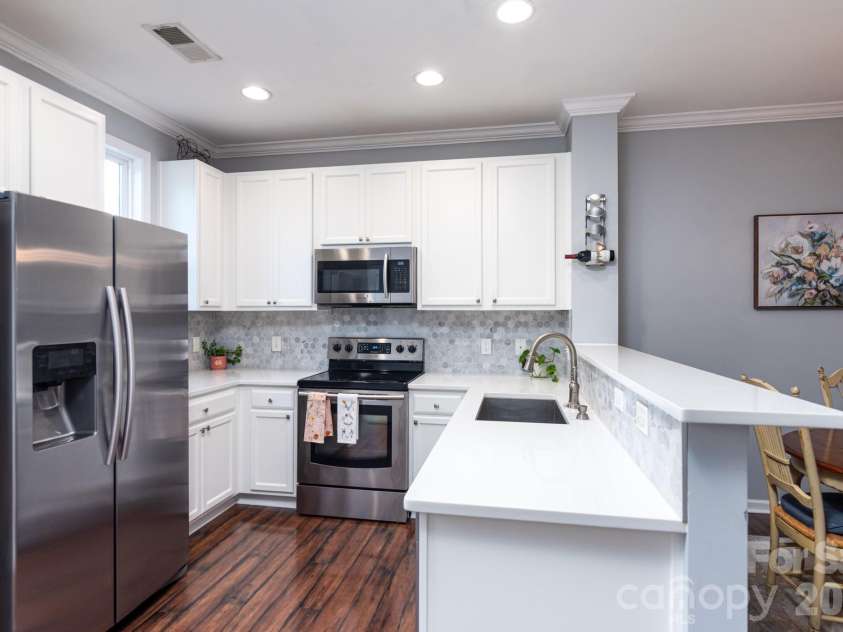 19911 Lamp Lighters Way, Cornelius, NC 28031.  MLS# CAR4422765, YatesRealty ID 50338. Newly renovated Kitchen