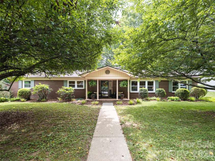 29 Jean Drive, Asheville, NC 28803.  MLS# CAR4398756, YatesRealty ID 50339. 