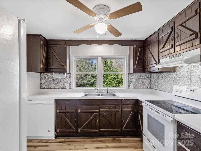 111 Boone Street, Burnsville, NC 28714.  MLS# CAR4243726, YatesRealty ID 5034. 
