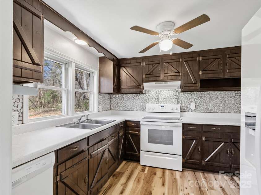 111 Boone Street, Burnsville, NC 28714.  MLS# CAR4243726, YatesRealty ID 5034. 
