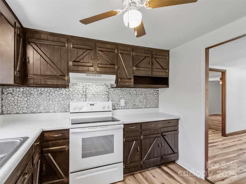 111 Boone Street, Burnsville, NC 28714.  MLS# CAR4243726, YatesRealty ID 5034. 