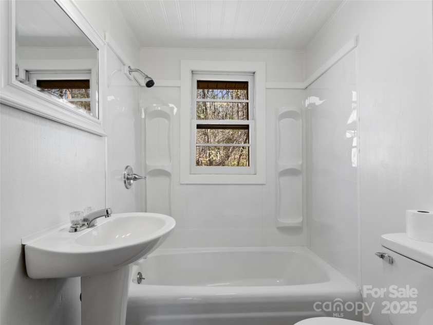 111 Boone Street, Burnsville, NC 28714.  MLS# CAR4243726, YatesRealty ID 5034. 