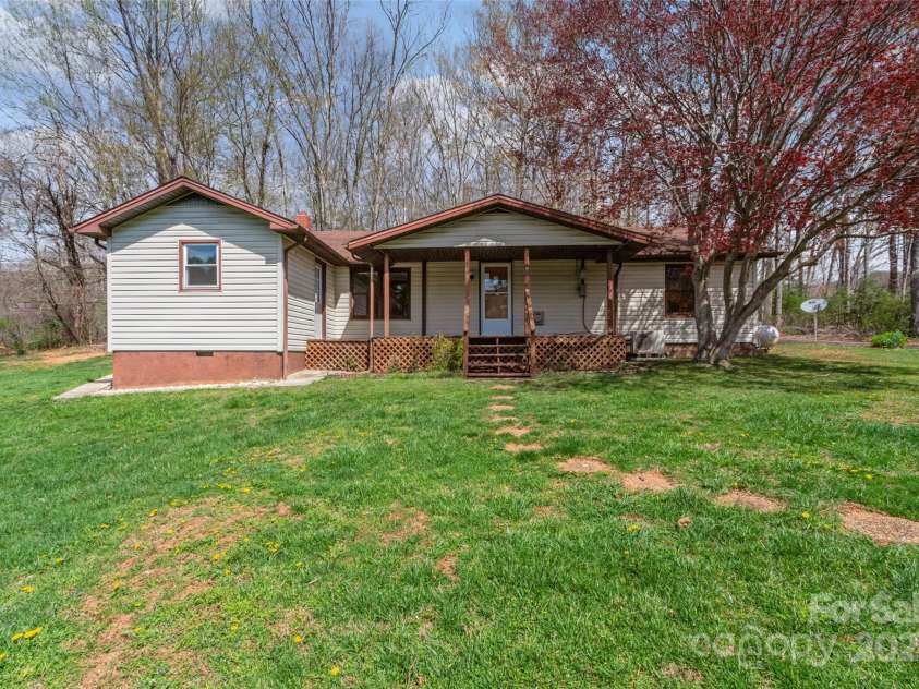 111 Boone Street, Burnsville, NC 28714.  MLS# CAR4243726, YatesRealty ID 5034. 