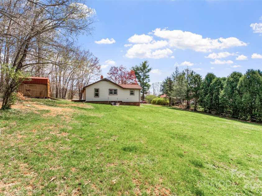 111 Boone Street, Burnsville, NC 28714.  MLS# CAR4243726, YatesRealty ID 5034. 