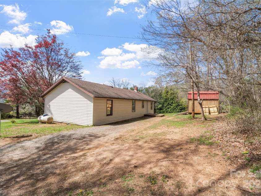 111 Boone Street, Burnsville, NC 28714.  MLS# CAR4243726, YatesRealty ID 5034. 