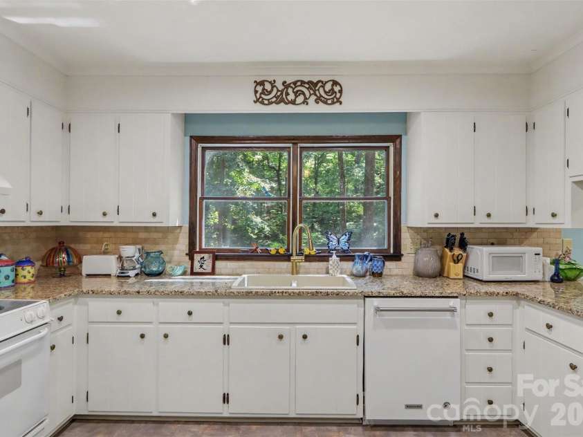 7030 Pleasant Drive, Charlotte, NC 28211.  MLS# CAR4419527, YatesRealty ID 50343. 
