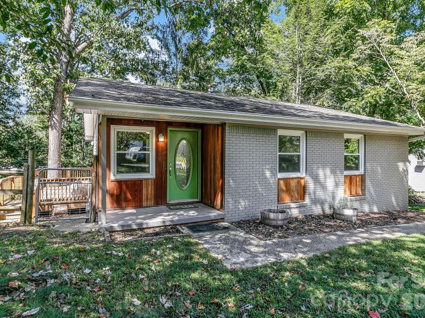 16 Merlin Way, Asheville, NC 28806.  MLS# CAR4421795, YatesRealty ID 50344. 
