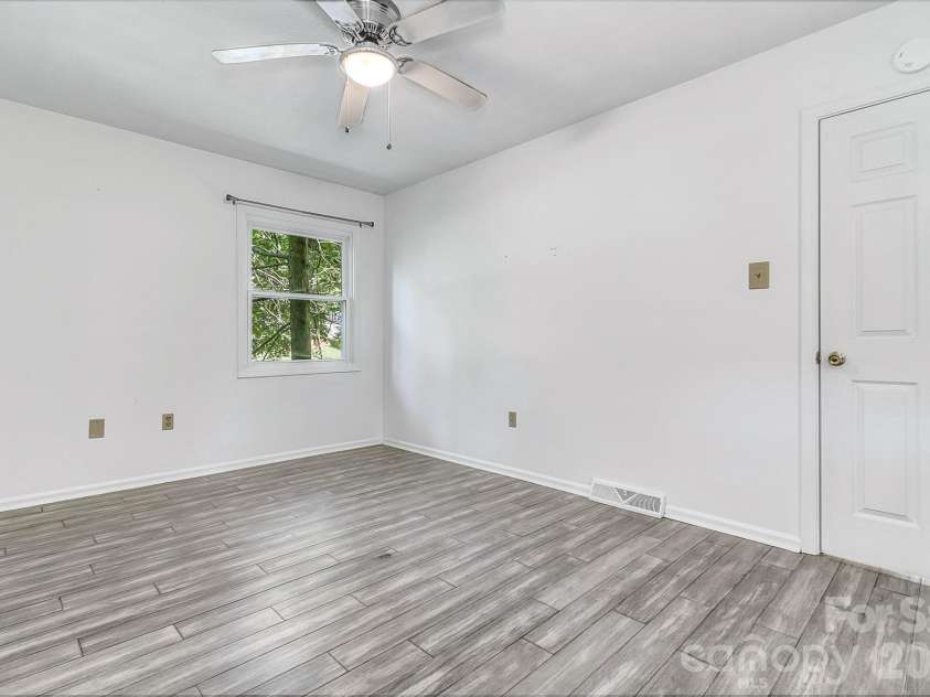 16 Merlin Way, Asheville, NC 28806.  MLS# CAR4421795, YatesRealty ID 50344. 
