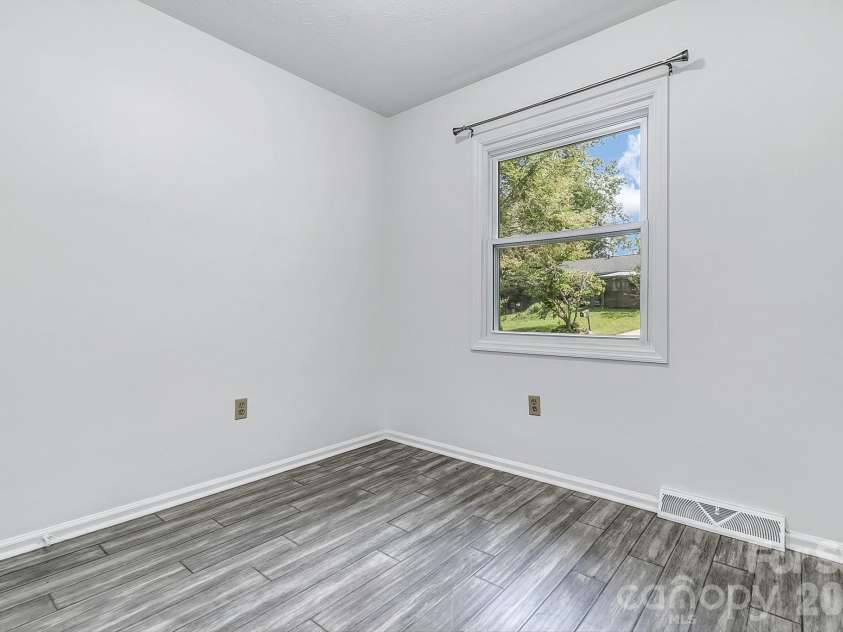 16 Merlin Way, Asheville, NC 28806.  MLS# CAR4421795, YatesRealty ID 50344. 