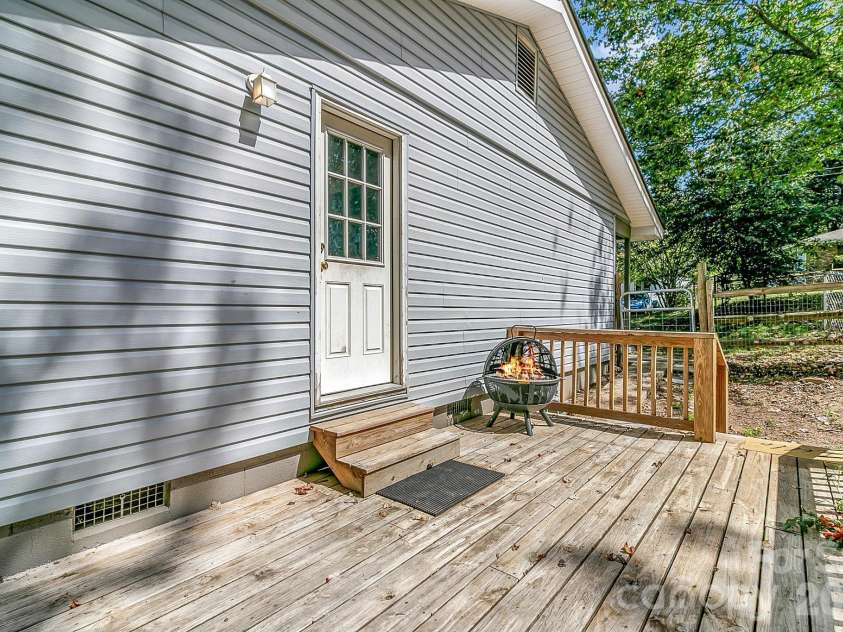 16 Merlin Way, Asheville, NC 28806.  MLS# CAR4421795, YatesRealty ID 50344. 