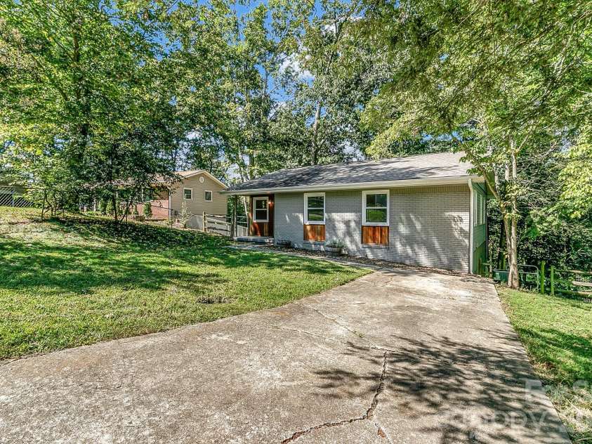 16 Merlin Way, Asheville, NC 28806.  MLS# CAR4421795, YatesRealty ID 50344. 