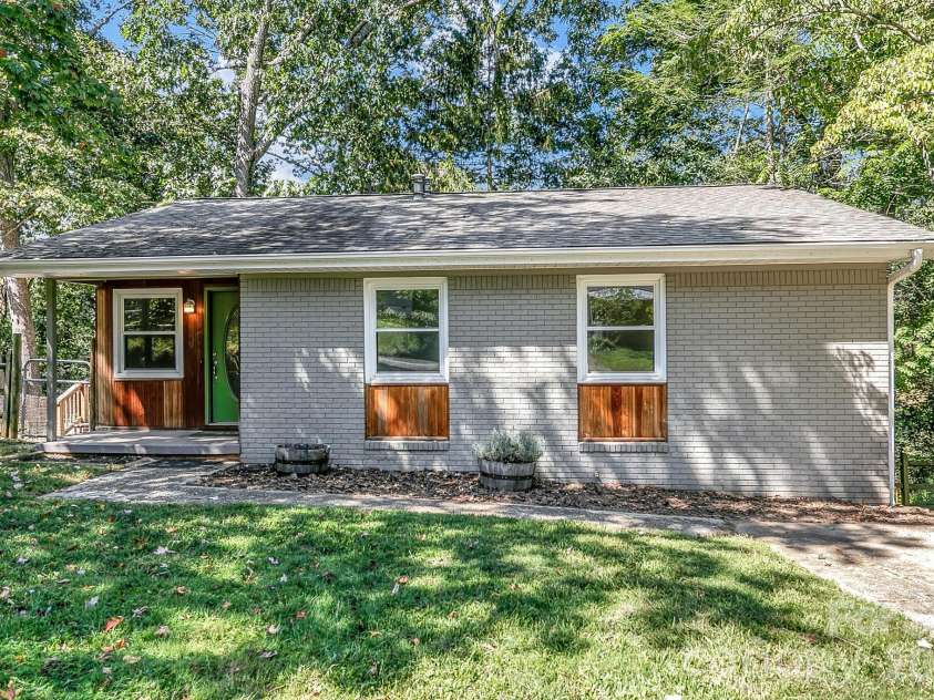 16 Merlin Way, Asheville, NC 28806.  MLS# CAR4421795, YatesRealty ID 50344. 