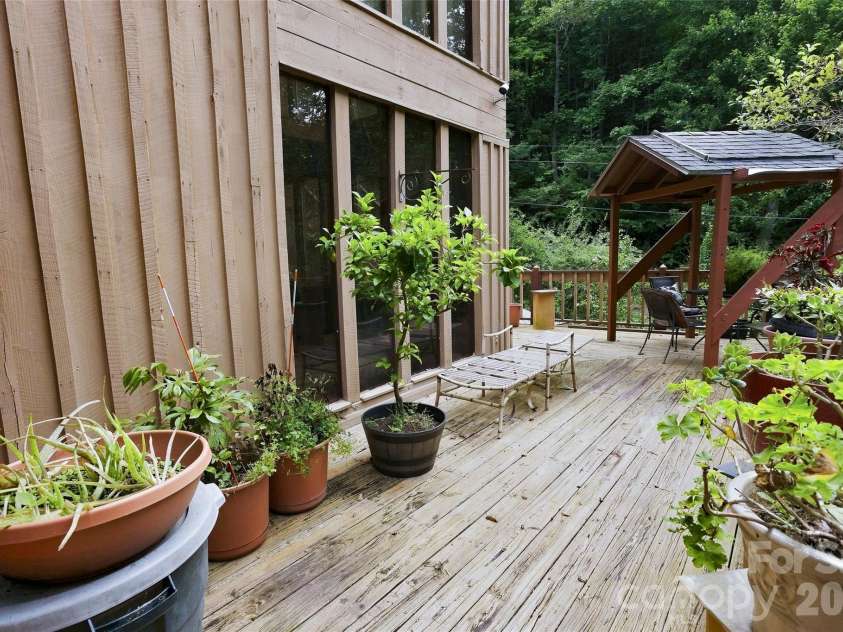 118 Marys Way, Marshall, NC 28753.  MLS# CAR4420923, YatesRealty ID 50345. 