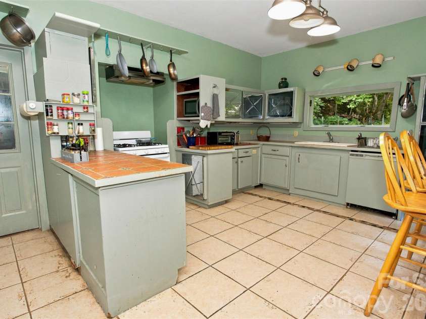 118 Marys Way, Marshall, NC 28753.  MLS# CAR4420923, YatesRealty ID 50345. 