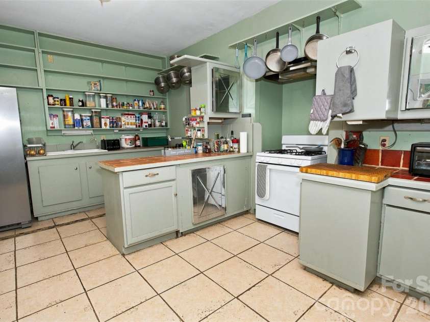 118 Marys Way, Marshall, NC 28753.  MLS# CAR4420923, YatesRealty ID 50345. 
