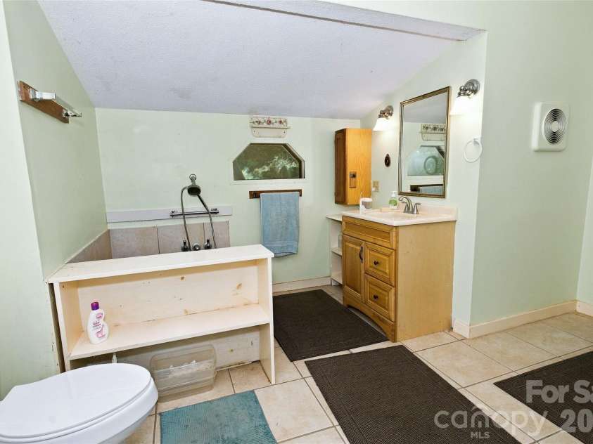 118 Marys Way, Marshall, NC 28753.  MLS# CAR4420923, YatesRealty ID 50345. 