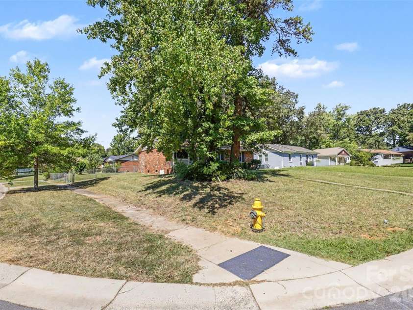701 Bilmark Avenue, Charlotte, NC 28213.  MLS# CAR4421926, YatesRealty ID 50349. Corner Lot