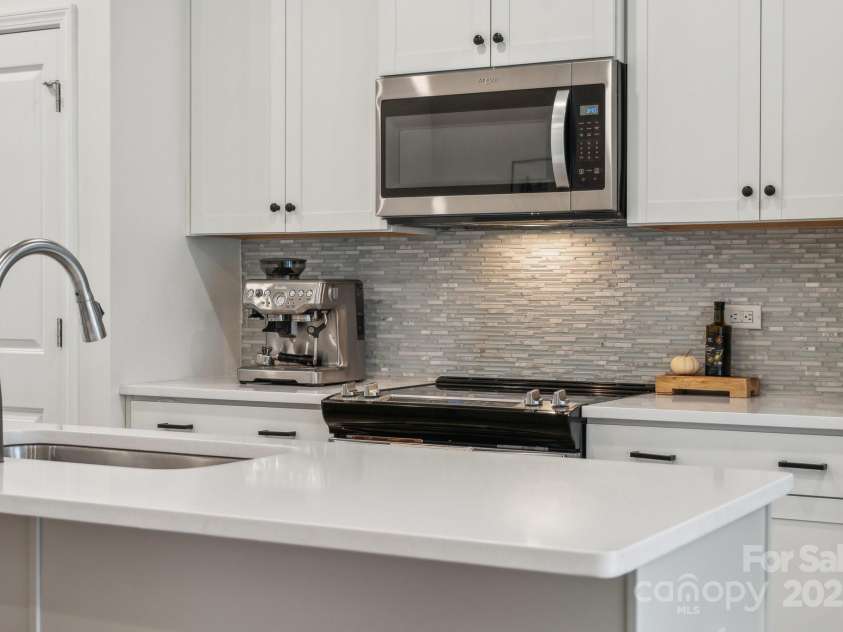 330 Simeon Drive, Charlotte, NC 28208.  MLS# CAR4212224, YatesRealty ID 5035. 