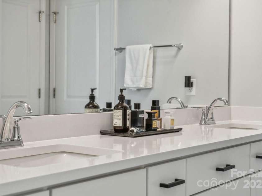 330 Simeon Drive, Charlotte, NC 28208.  MLS# CAR4212224, YatesRealty ID 5035. 