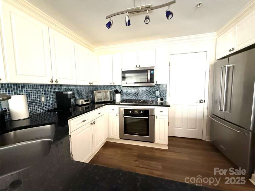 930 Jetton Street, Davidson, NC 28036.  MLS# CAR4309851, YatesRealty ID 5035. High end stainless appliances, tile backsplash and granite