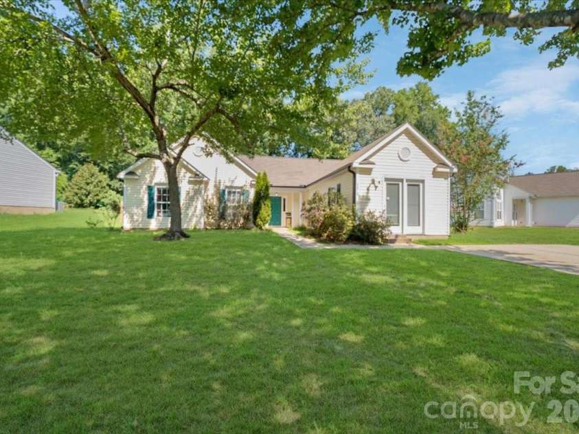 9828 Northwoods Forest Drive, Charlotte, NC 28214.  MLS# CAR4421526, YatesRealty ID 50352. 
