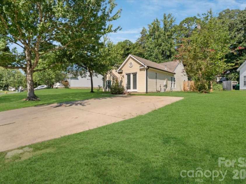 9828 Northwoods Forest Drive, Charlotte, NC 28214.  MLS# CAR4421526, YatesRealty ID 50352. 