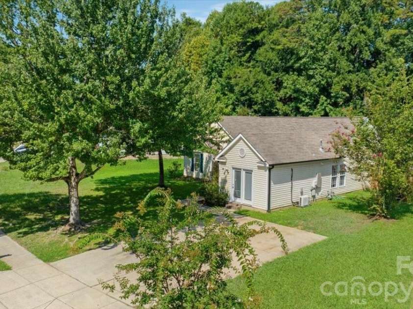 9828 Northwoods Forest Drive, Charlotte, NC 28214.  MLS# CAR4421526, YatesRealty ID 50352. 
