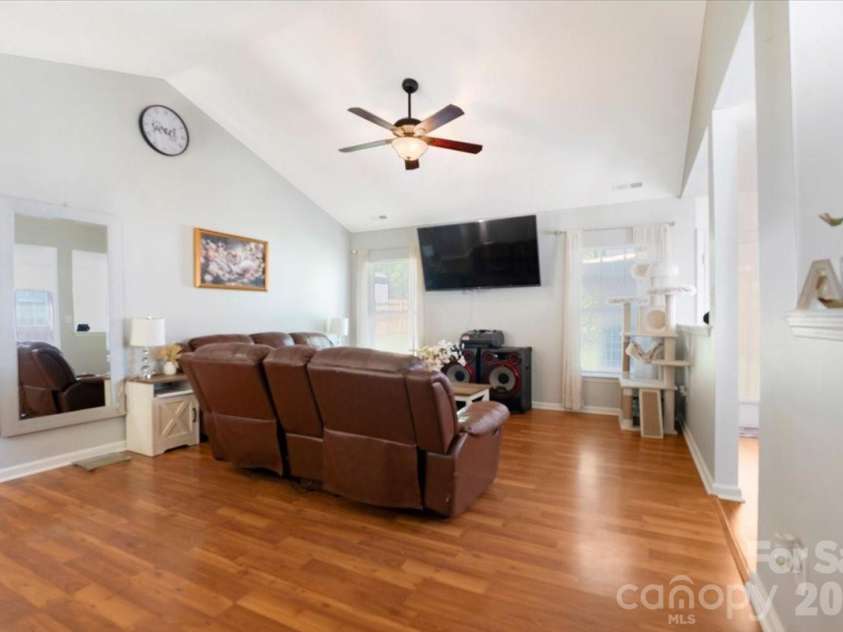 9828 Northwoods Forest Drive, Charlotte, NC 28214.  MLS# CAR4421526, YatesRealty ID 50352. 