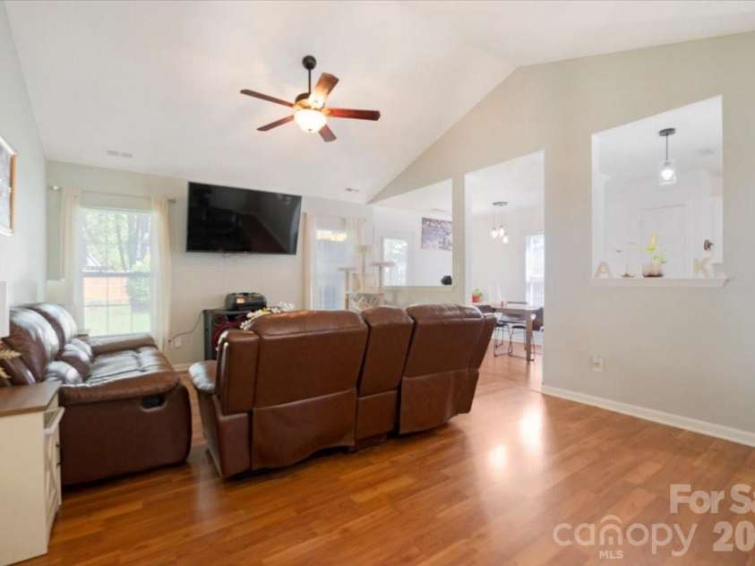 9828 Northwoods Forest Drive, Charlotte, NC 28214.  MLS# CAR4421526, YatesRealty ID 50352. 