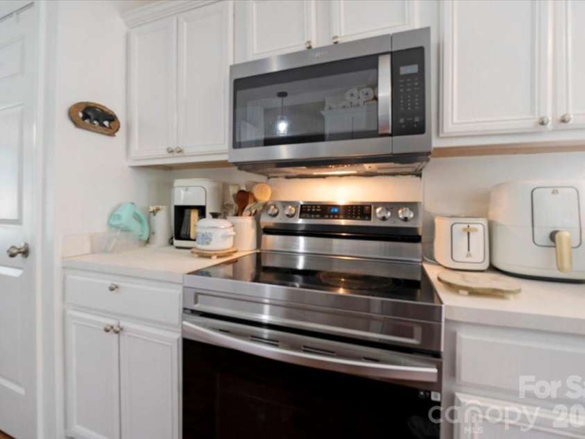 9828 Northwoods Forest Drive, Charlotte, NC 28214.  MLS# CAR4421526, YatesRealty ID 50352. 
