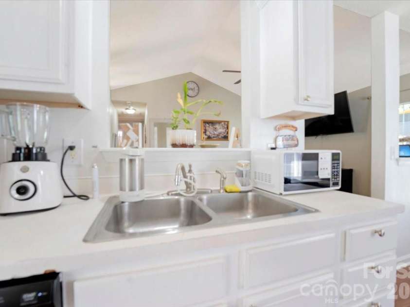 9828 Northwoods Forest Drive, Charlotte, NC 28214.  MLS# CAR4421526, YatesRealty ID 50352. 