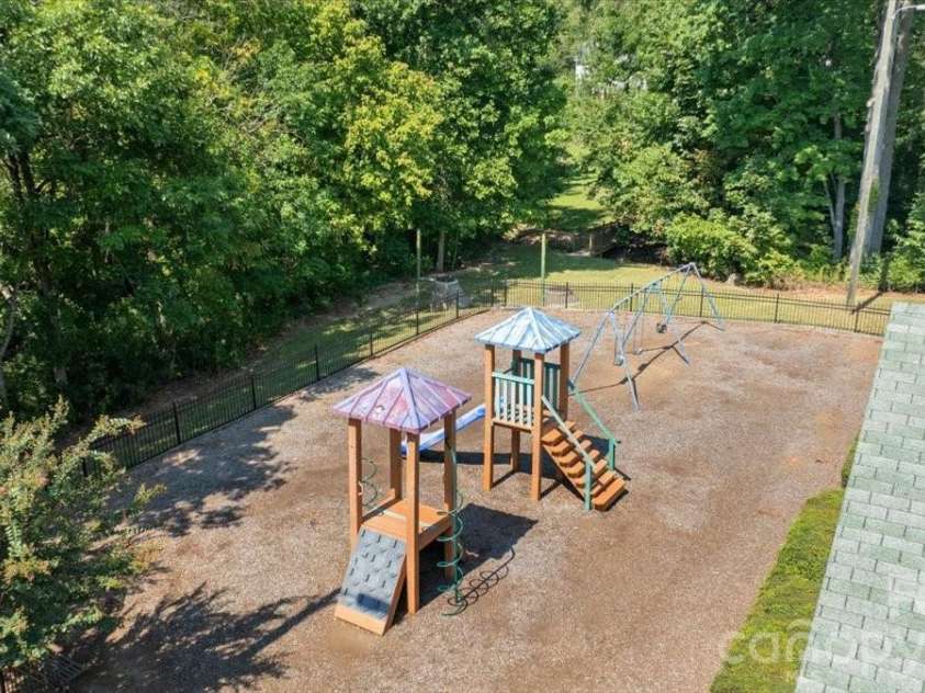 9828 Northwoods Forest Drive, Charlotte, NC 28214.  MLS# CAR4421526, YatesRealty ID 50352. 