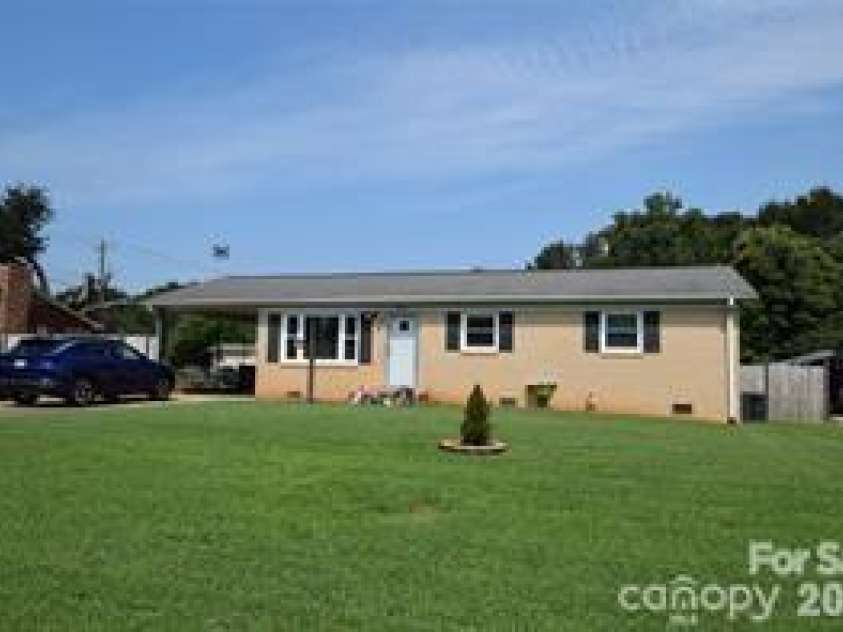 902 Carmel Drive, Gastonia, NC 28056.  MLS# CAR4423818, YatesRealty ID 50354. 