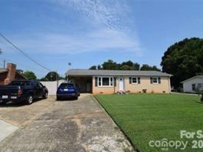 902 Carmel Drive, Gastonia, NC 28056.  MLS# CAR4423818, YatesRealty ID 50354. 