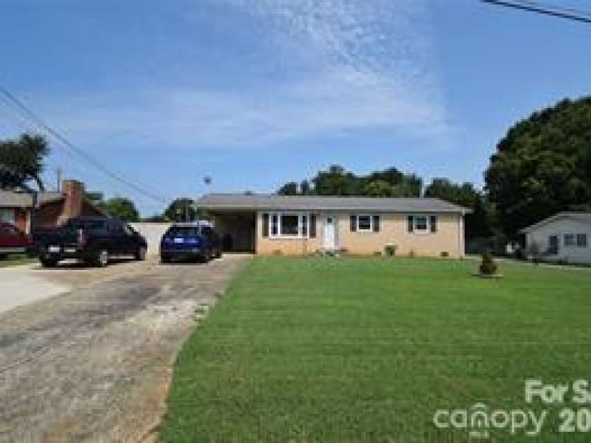 902 Carmel Drive, Gastonia, NC 28056.  MLS# CAR4423818, YatesRealty ID 50354. 