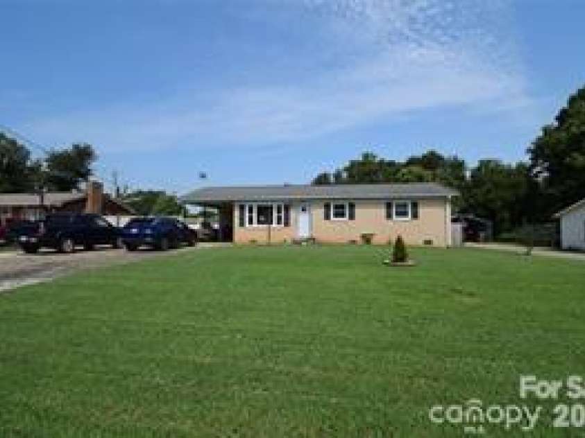 902 Carmel Drive, Gastonia, NC 28056.  MLS# CAR4423818, YatesRealty ID 50354. 